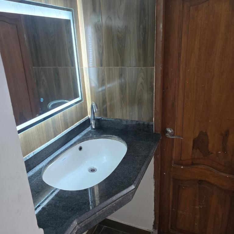Departamento céntrico, moderno de 2 habitaciones frente al Estadio Modelo y coliseo, cerca del Aeropuerto de Guayaquil - Two-Bedroom Apartment - 6