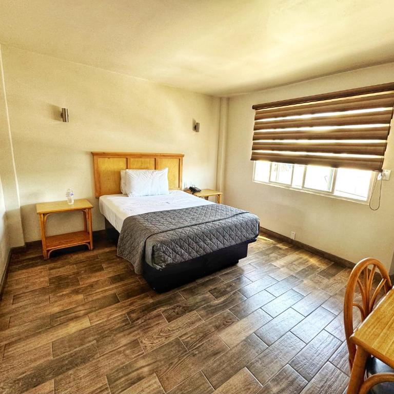 Hotel Paris - Queen Room - 7