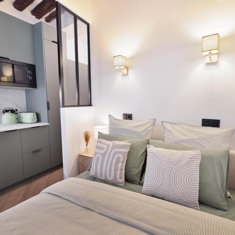 Parisian Gem with Stunning View - Deluxe Studio - 18