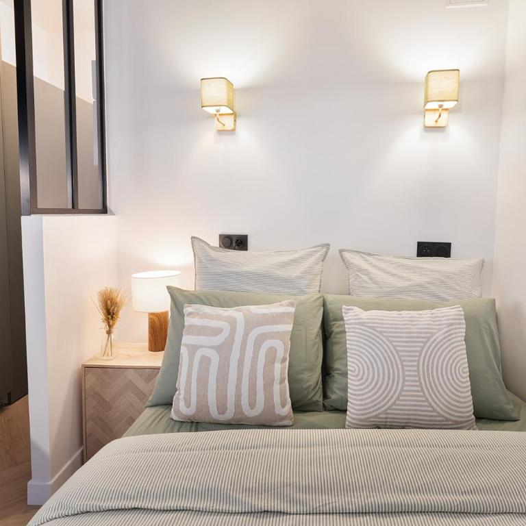 Parisian Gem with Stunning View - Deluxe Studio - 7
