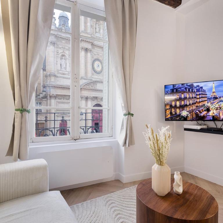 Parisian Gem with Stunning View - Deluxe Studio - 4