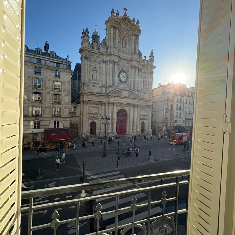 Parisian Gem with Stunning View - Deluxe Studio - 3
