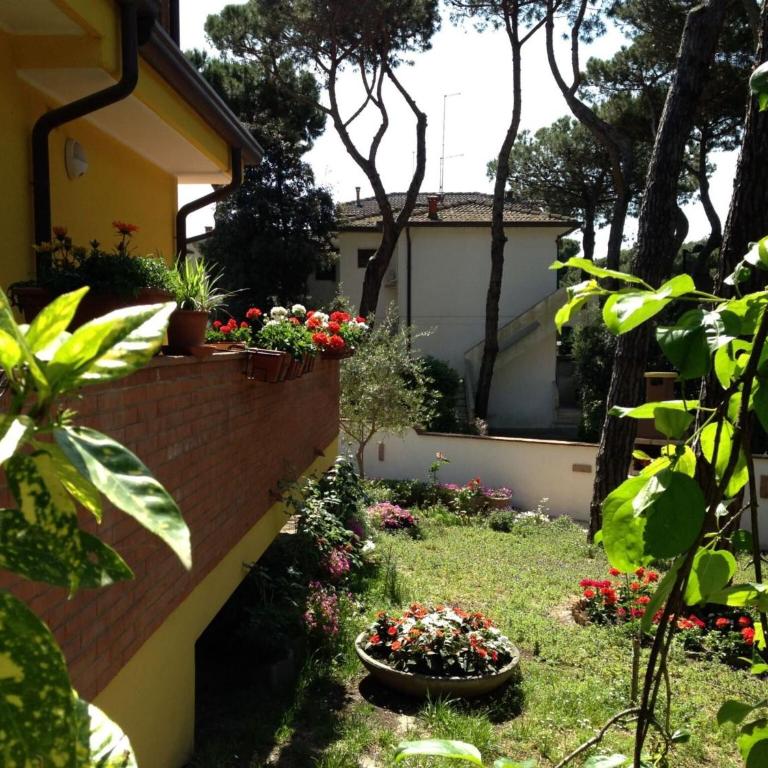 Cozy villa with garden near the sea - Villa - 1