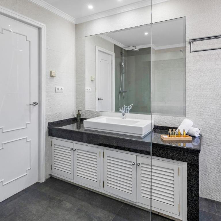 VACATION MARBELLA I Aldea Blanca, Luxury Duplex, Sea View, BBQ Grill, 24-7 Security, Walking Distance to Puerto Banus - Three-Bedroom Apartment - 15