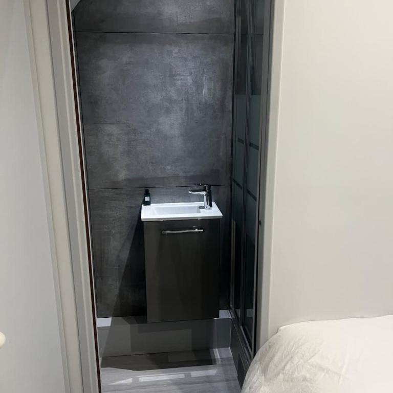 Sous les toits de PARIS TROCADERO - One-Bedroom Apartment - 7