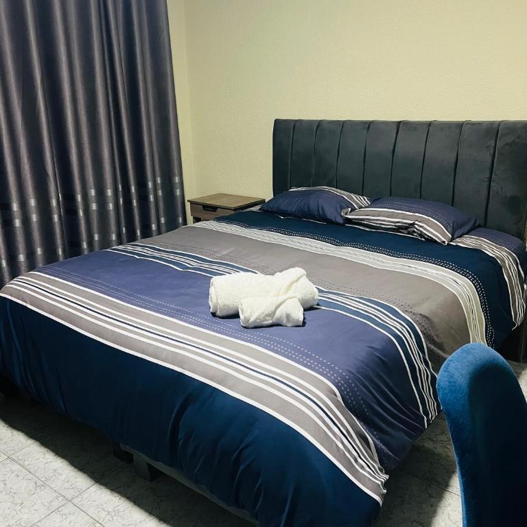 AShostEcuador, Quito, rooms & suits, Quito cerca parque La Carolina - Habitación Triple con baño privado - 2