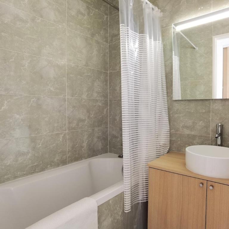 Modern 2-Bed Apt 80m2 with Elevator FREE Parking N19-25 - Appartement 2 Chambres - 10