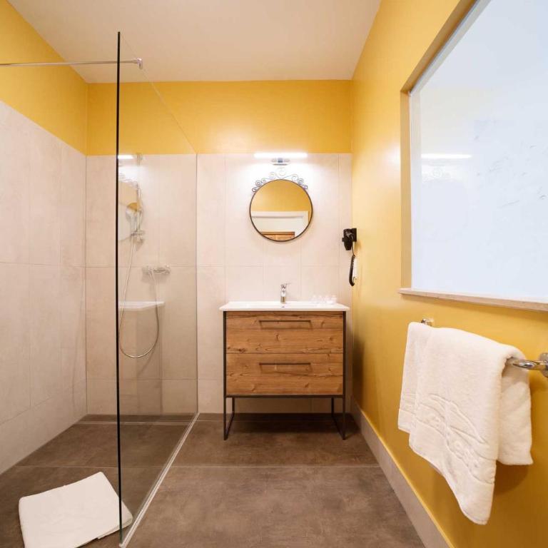 VULKAN Residenz Hotel I Self Check-in - Doppelzimmer mit Zustellbett - 2