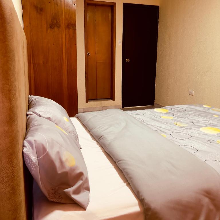 AShostEcuador, Quito, rooms & suits, Quito cerca parque La Carolina - Habitación Doble - 2 camas - 4