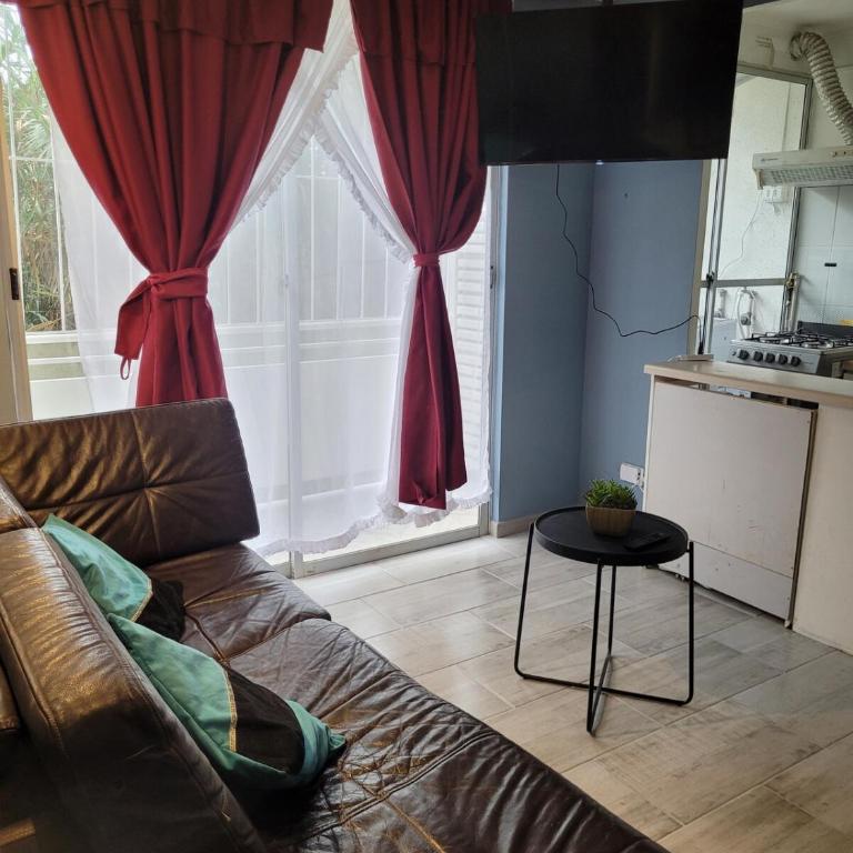 Comodo apartamento, a pasos de la playa - Three-Bedroom Apartment - 3