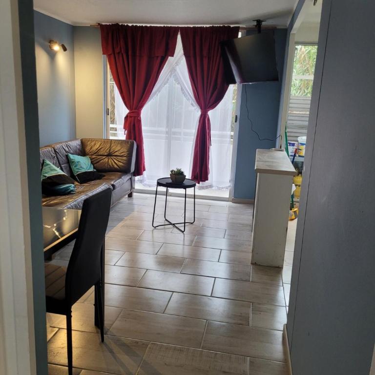 Comodo apartamento, a pasos de la playa - Three-Bedroom Apartment - 9