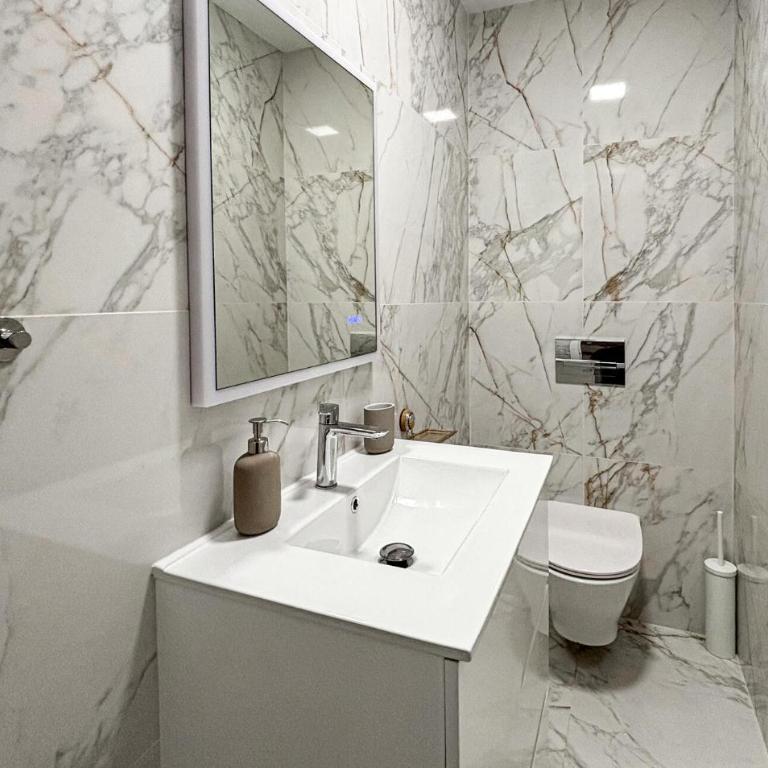 Stunning Apartment In Torrevieja - Apartamento de 2 dormitorios - 18