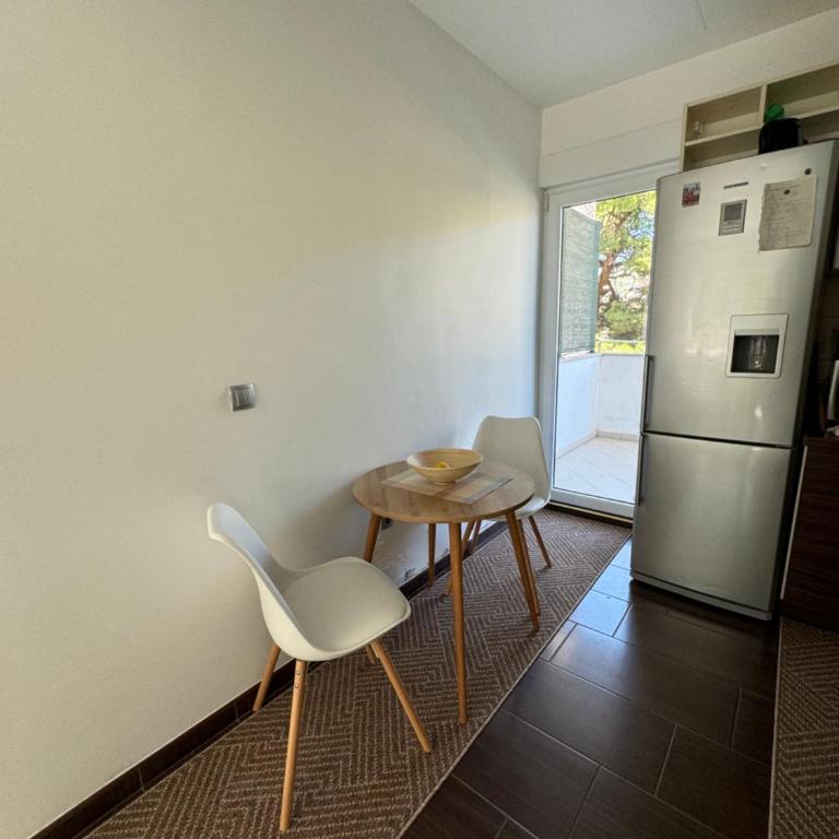 Workspace with Monitor City Center Parking, AC - One-Bedroom Apartment - 10
