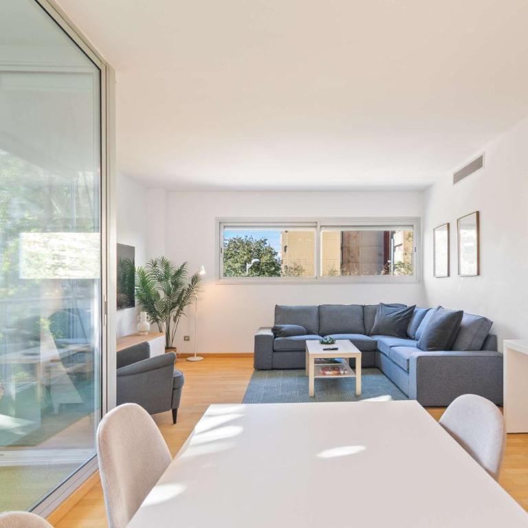 Modern Spacious 3-Bedroom Apt with Pool near Beach - Apartment - 8