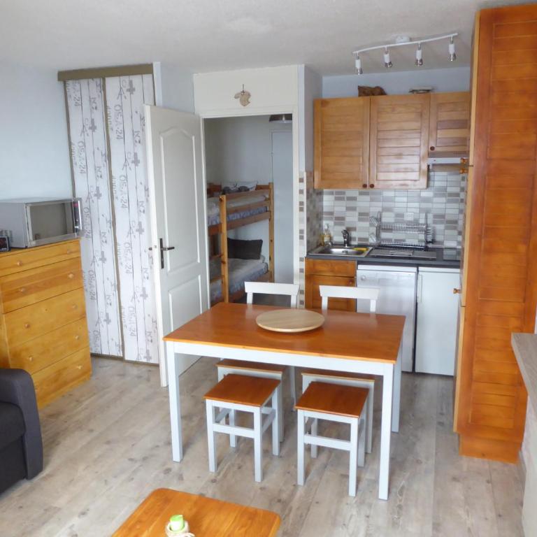 studio cabine résidence les Airelles 2 adultes 2 enfants parking casier à skis balcon vue lac --location toutes saisons-- - Studio mit Bergblick - 1