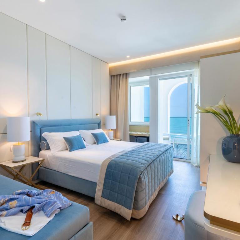 Hotel Tiffany's - Deluxe Triple Room with Sea View - 1