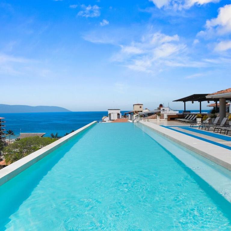 2BR Luxury Condo with Rooftop Pool Zona Romántica - Apartamento de 2 dormitorios con vistas parciales al océano - 1