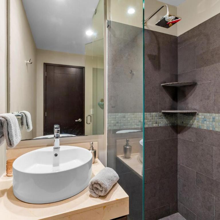 2BR Luxury Condo with Rooftop Pool Zona Romántica - Apartamento de 2 dormitorios con vistas parciales al océano - 26