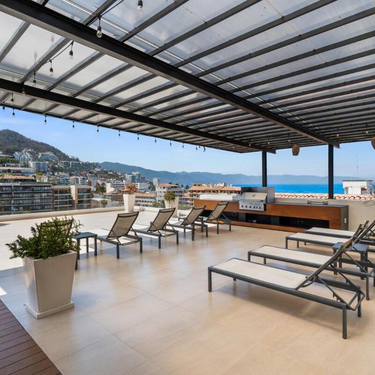 2BR Luxury Condo with Rooftop Pool Zona Romántica - Apartamento de 2 dormitorios con vistas parciales al océano - 32