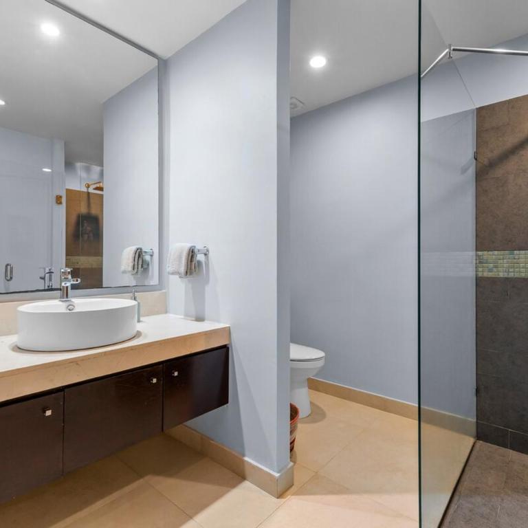 2BR Luxury Condo with Rooftop Pool Zona Romántica - Apartamento de 2 dormitorios con vistas parciales al océano - 11