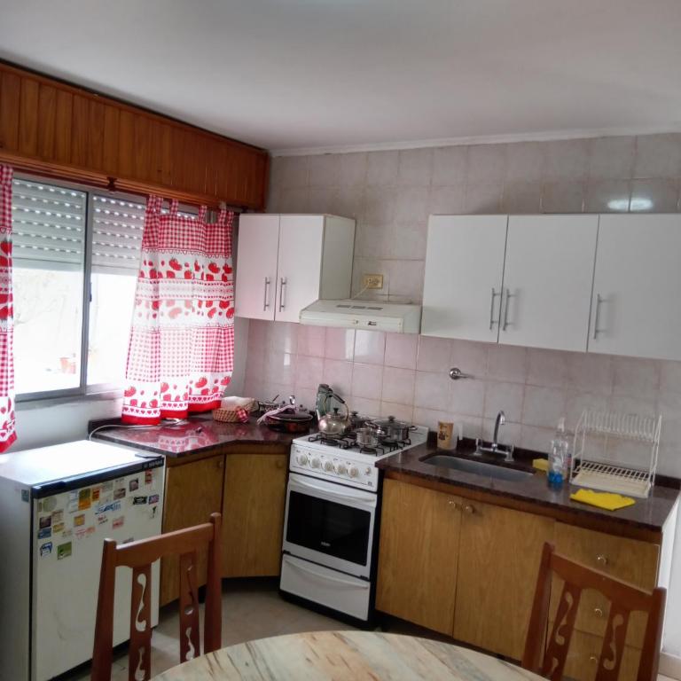Depto cómodo, confortable con cochera gratuita - Two-Bedroom Apartment - 1