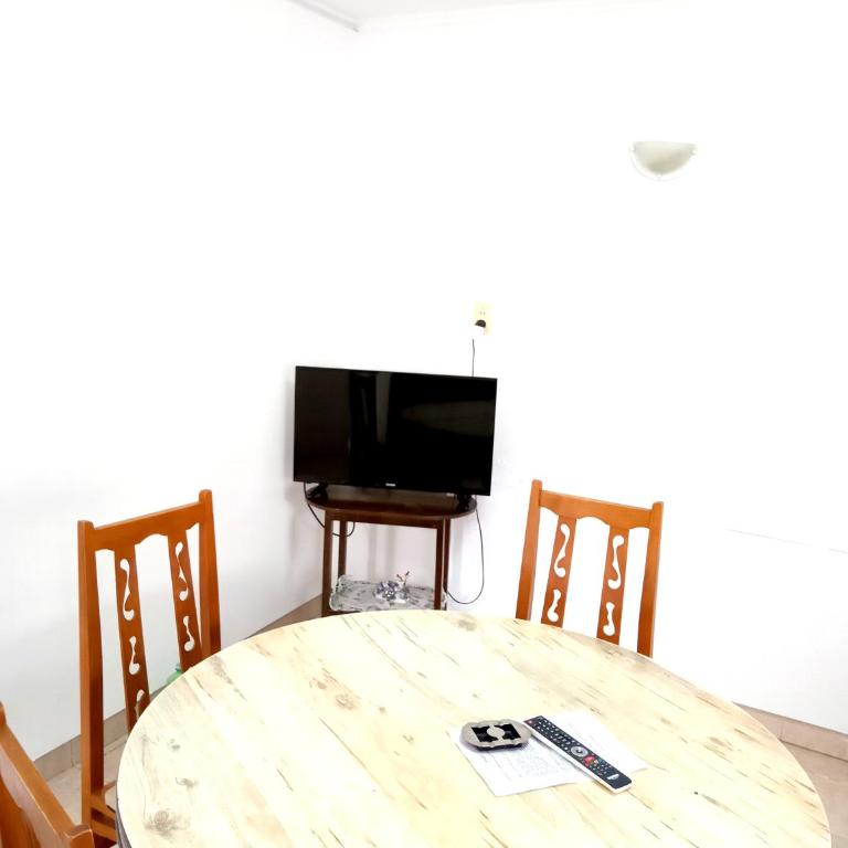Depto cómodo, confortable con cochera gratuita - Two-Bedroom Apartment - 6