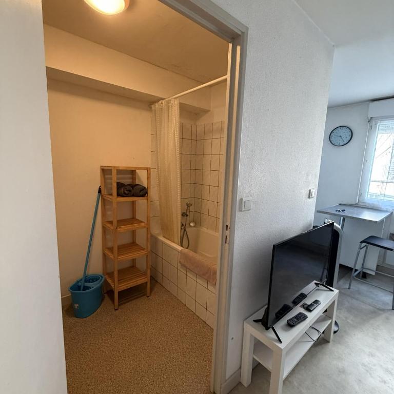 Studio 20m2 parking 4rue proudhon wifi rdcsureleve - Appartement 1 Chambre - 9