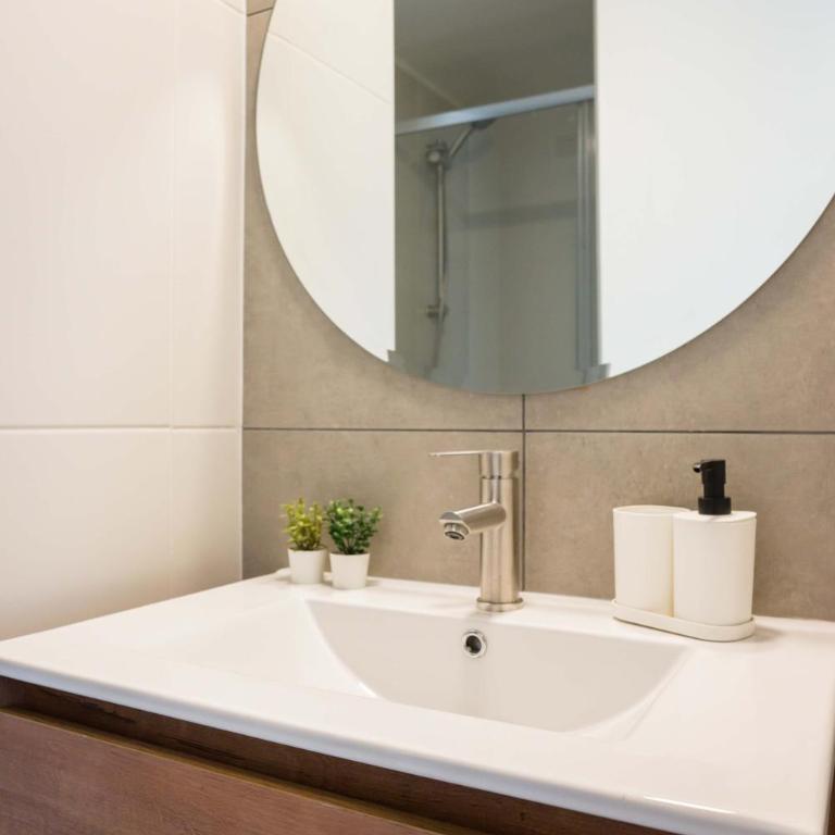 Elegant 2BR Retreat for 5 in Vibrant Las Condes - Apartment - 17