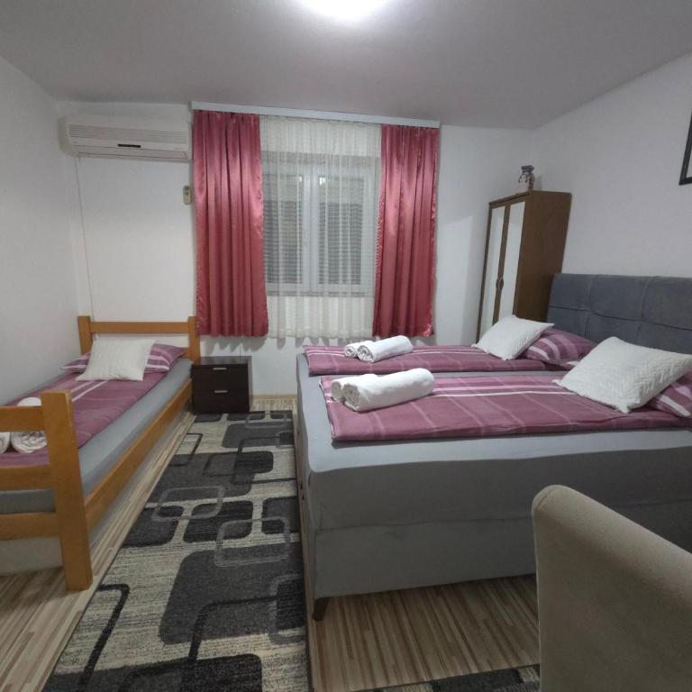 Guest House Nana - Triple Room with Private Bathroom - 4