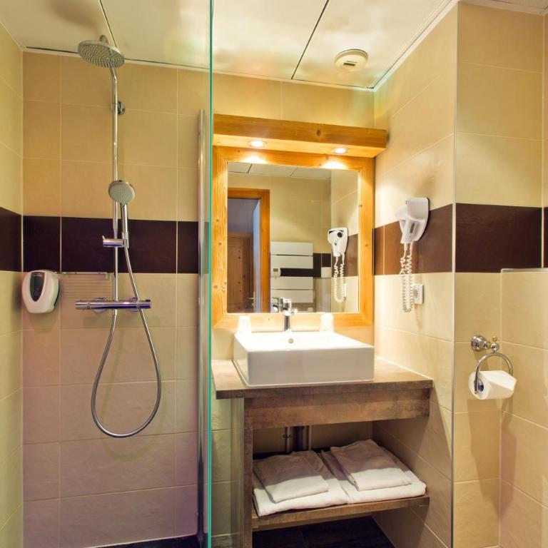 Hotel Le Littoral - Chambre Lits Jumeaux Traditionnelle - Vue Partielle sur Lac - 3