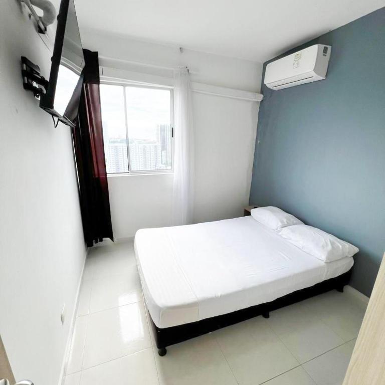 Moderno apto a pasos de la playa - Three-Bedroom Apartment - 2