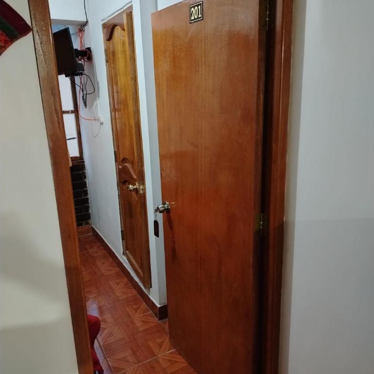 Hospedaje Apu San Isidro - Habitación Doble con baño privado - 9