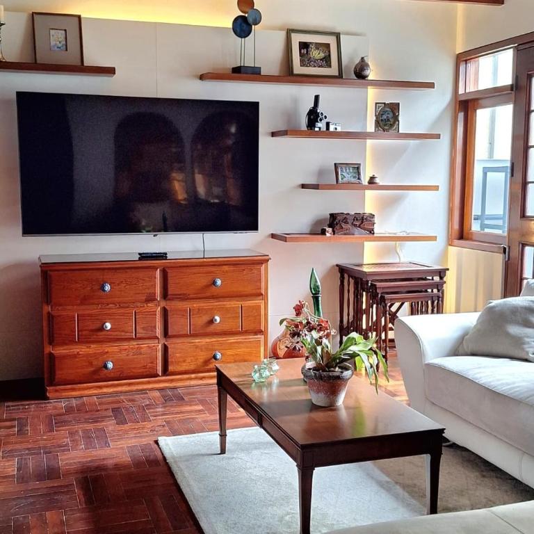 Historic Quinta, Heart of Miraflores, 2 Bedroom Apartment - Two-Bedroom Family Apartment - 1