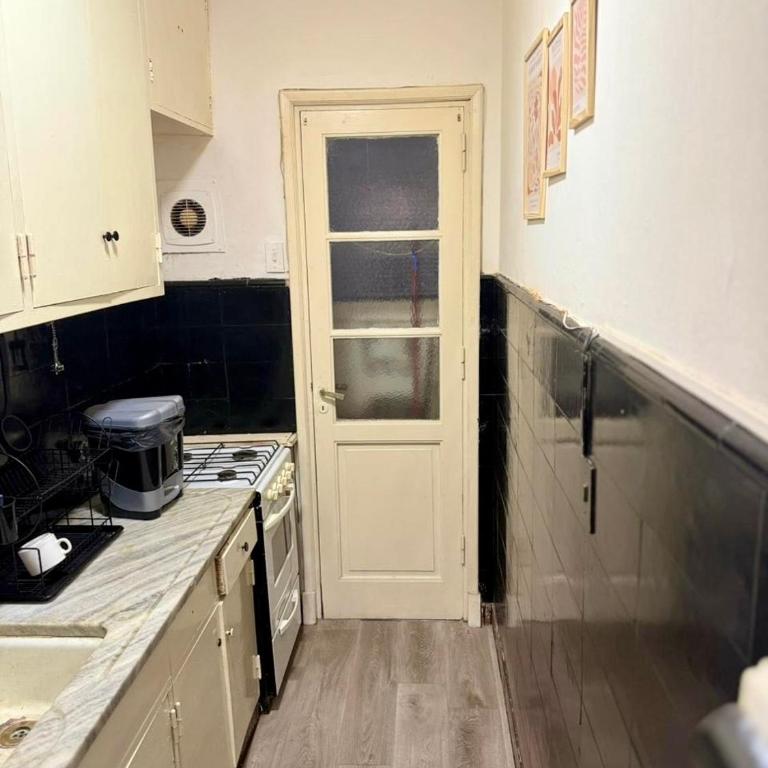 Departamento de dos ambientes sobre avenida Colón - One-Bedroom Apartment - 3