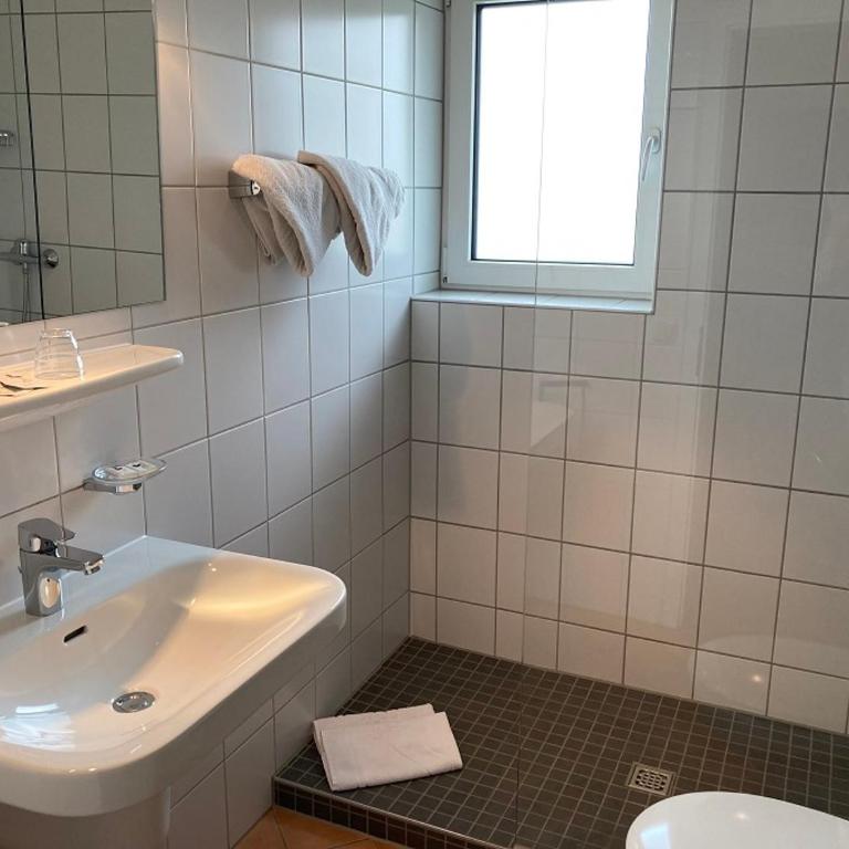 Gästehaus Menkenbauer inkl. Chiemgaukarte - Doppelzimmer mit eigenem Bad - 3