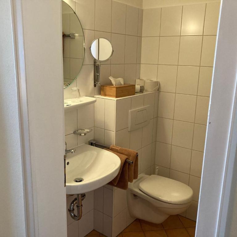 Gästehaus Menkenbauer inkl. Chiemgaukarte - Doppelzimmer mit Bergblick - 8