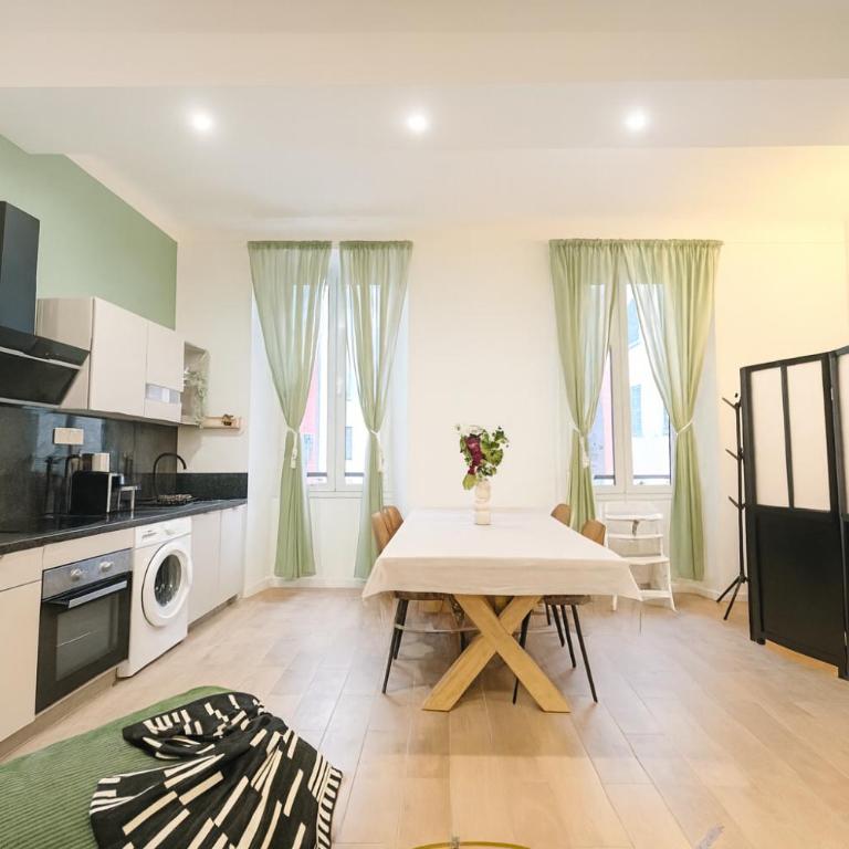 Suites 34 - Cœur Historique de Grasse - Climatisé & Tout Confort - Suite Junior avec Terrasse - 1