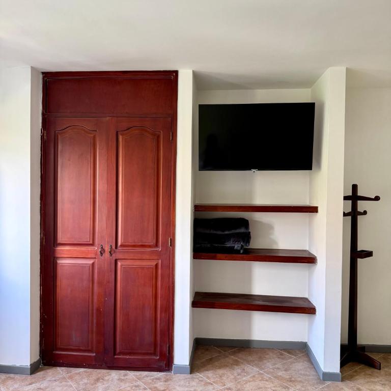 Hotel Plaza Mayor 44 - Family Room - 10