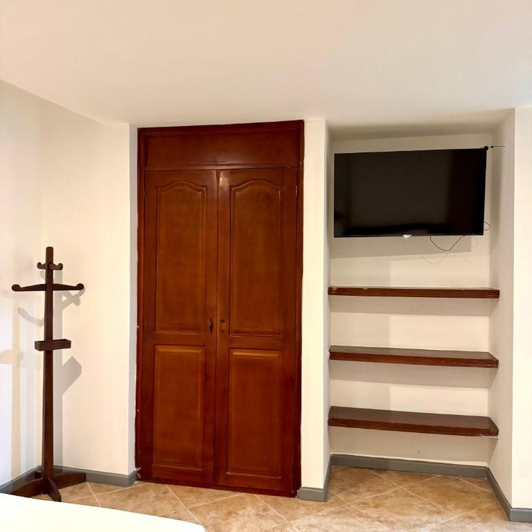 Hotel Plaza Mayor 44 - Family Room - 12