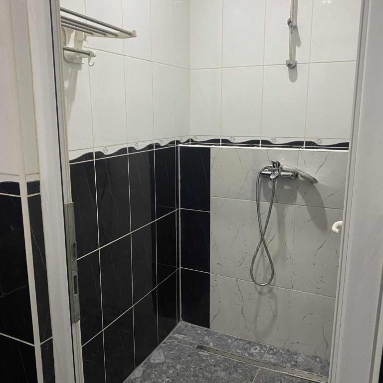 Adna Art Apartment - Three-Bedroom Apartment - 16
