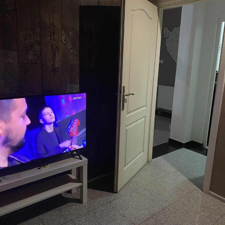 Adna Art Apartment - Three-Bedroom Apartment - 21