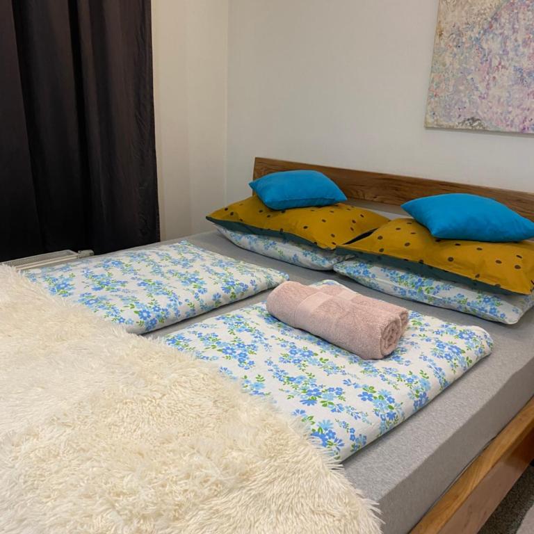 Adna Art Apartment - Three-Bedroom Apartment - 10