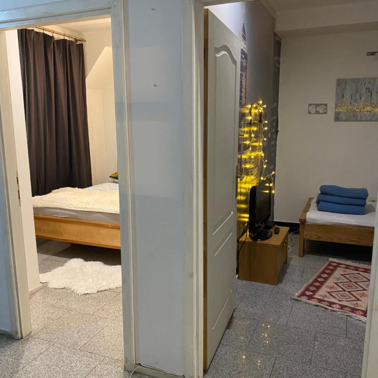 Adna Art Apartment - Three-Bedroom Apartment - 9
