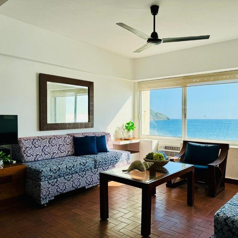 Beachfront apartment with a pool Islas del Sol - Three-Bedroom Apartment - 11