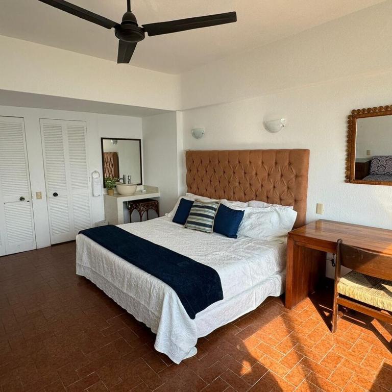 Beachfront apartment with a pool Islas del Sol - Three-Bedroom Apartment - 13