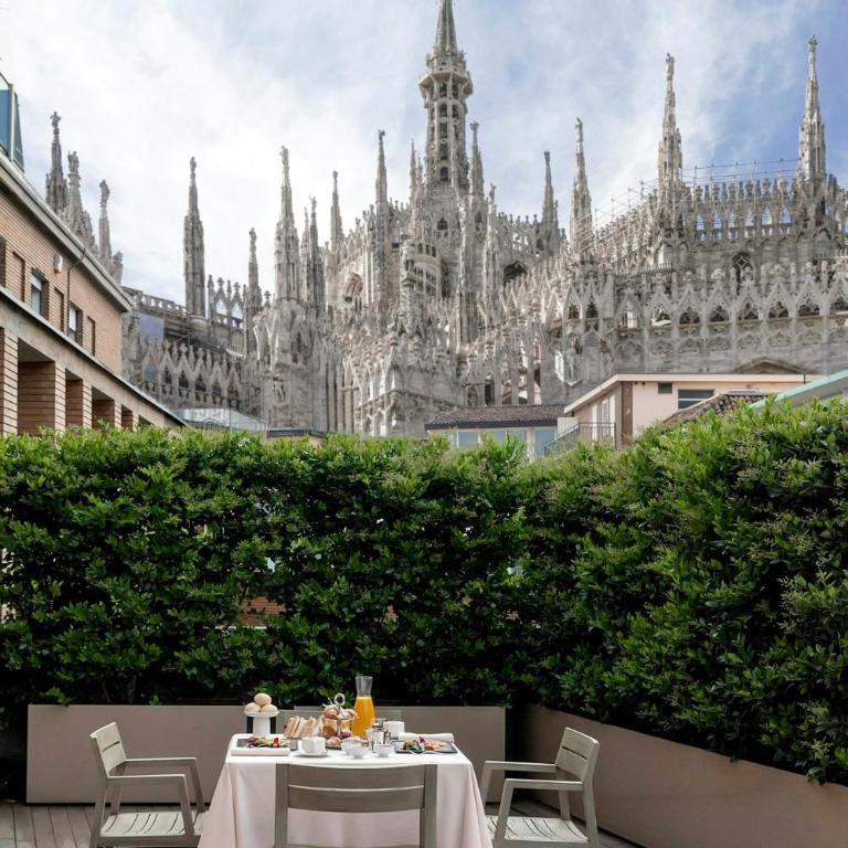 Rosa Grand Milano - Starhotels Collezione - Camera Deluxe Matrimoniale/Doppia con Letti Singoli con Vista Duomo di Milano - 1