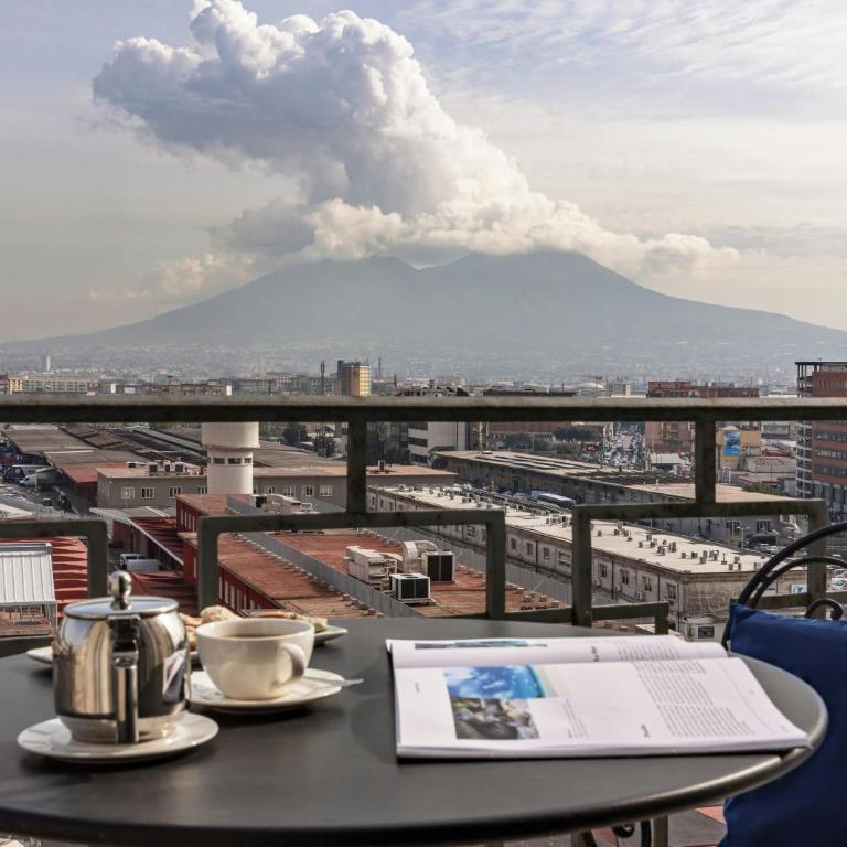 Starhotels Terminus - Camera Deluxe Matrimoniale/Doppia con Letti Singoli con Vista Vesuvio - 4