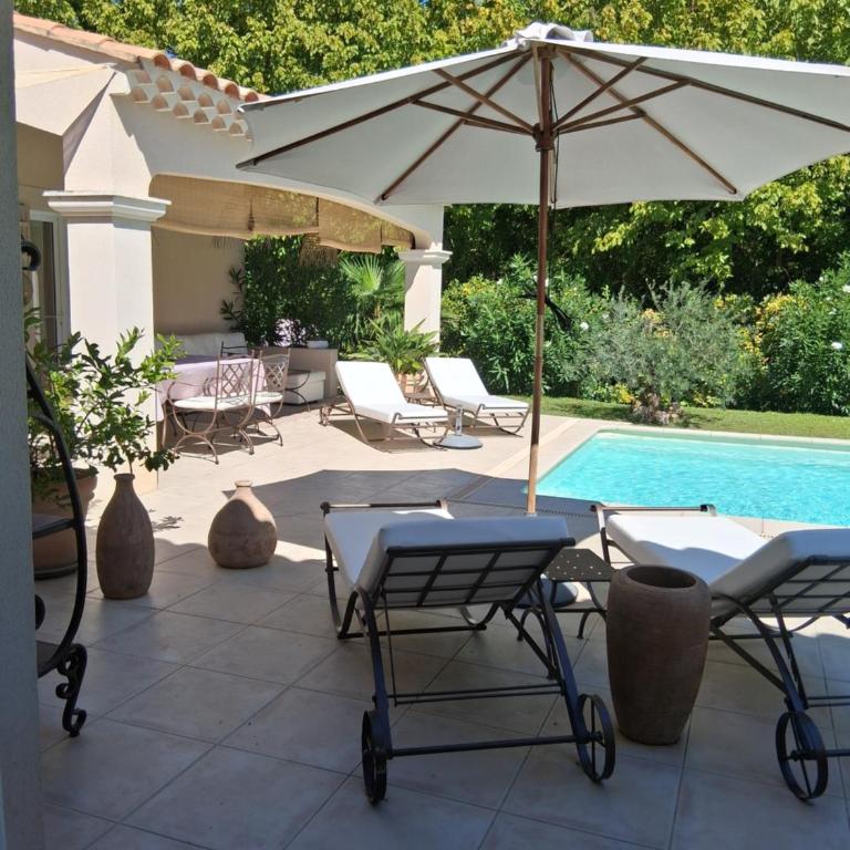 AAD maison de vacances avec piscine - Villa 3 Chambres - 53