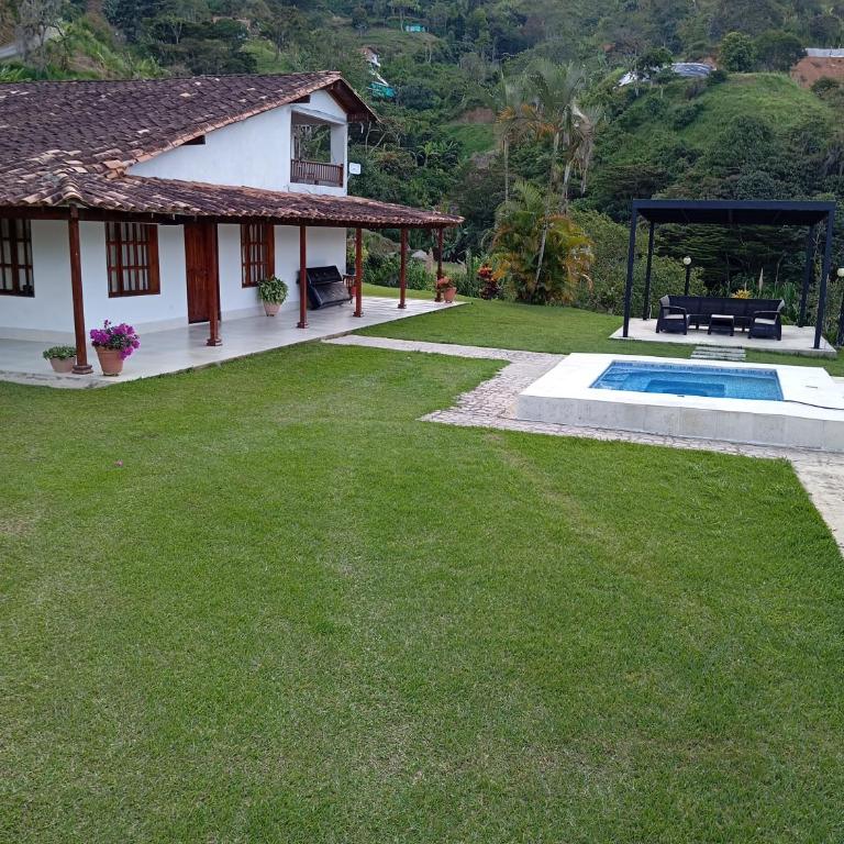 FINCA LA MIEL en Barbosa Antioquia - Three-Bedroom House - 1
