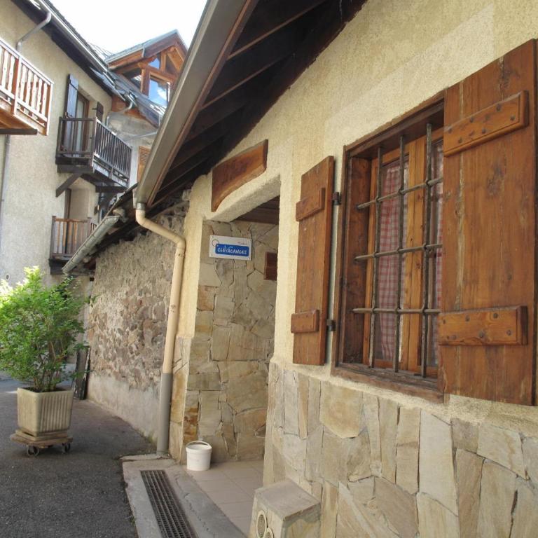 Chalet 11 pers, 5 ch, pied des pistes, balcon, parking, Wi-Fi, cheminée, Serre Chevalier - FR-1-762-27 - Appartement - 11